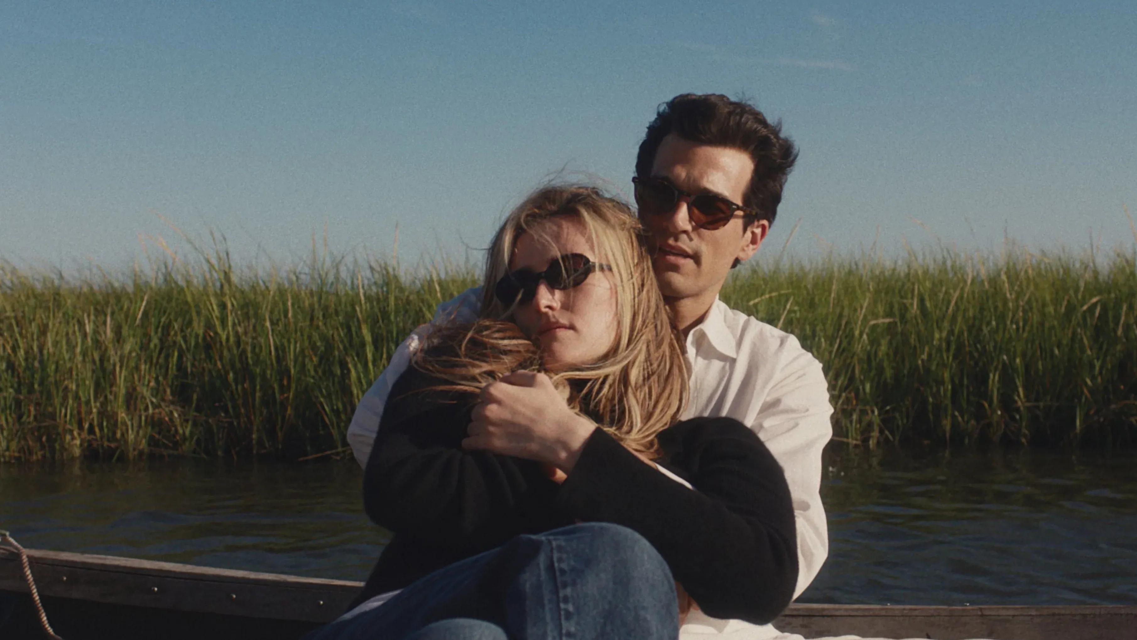 Love Story humaniza Carolyn Bessette em meio ao espetáculo midiático